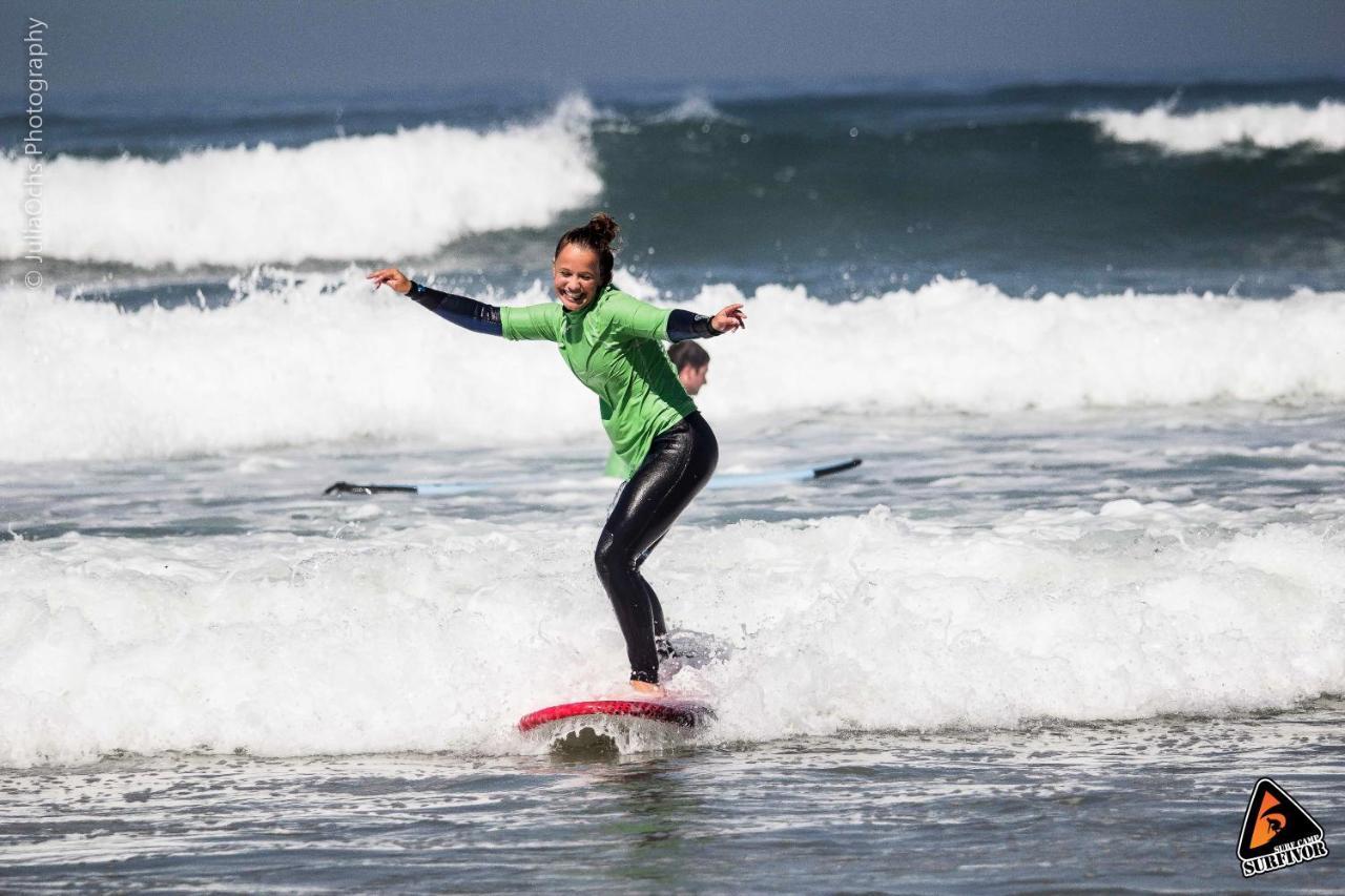 فندق إسموريزفي  Surfivor Surf Camp المظهر الخارجي الصورة